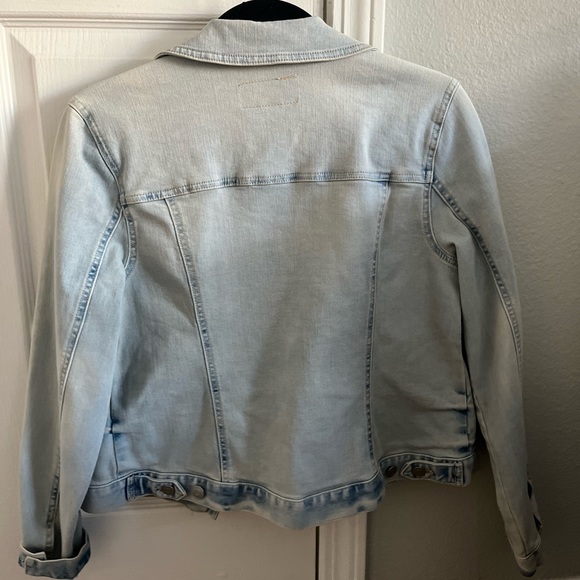 Light wash jean jacket size medium - Picture 2 of 2